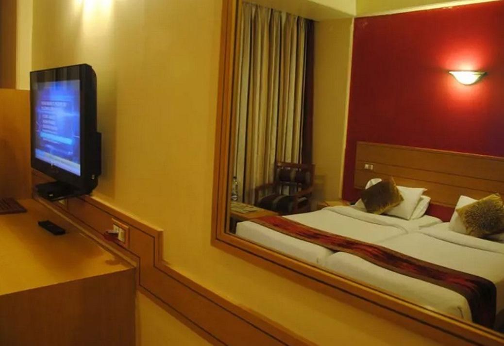 Hotel Midland Мумбаи Экстерьер фото
