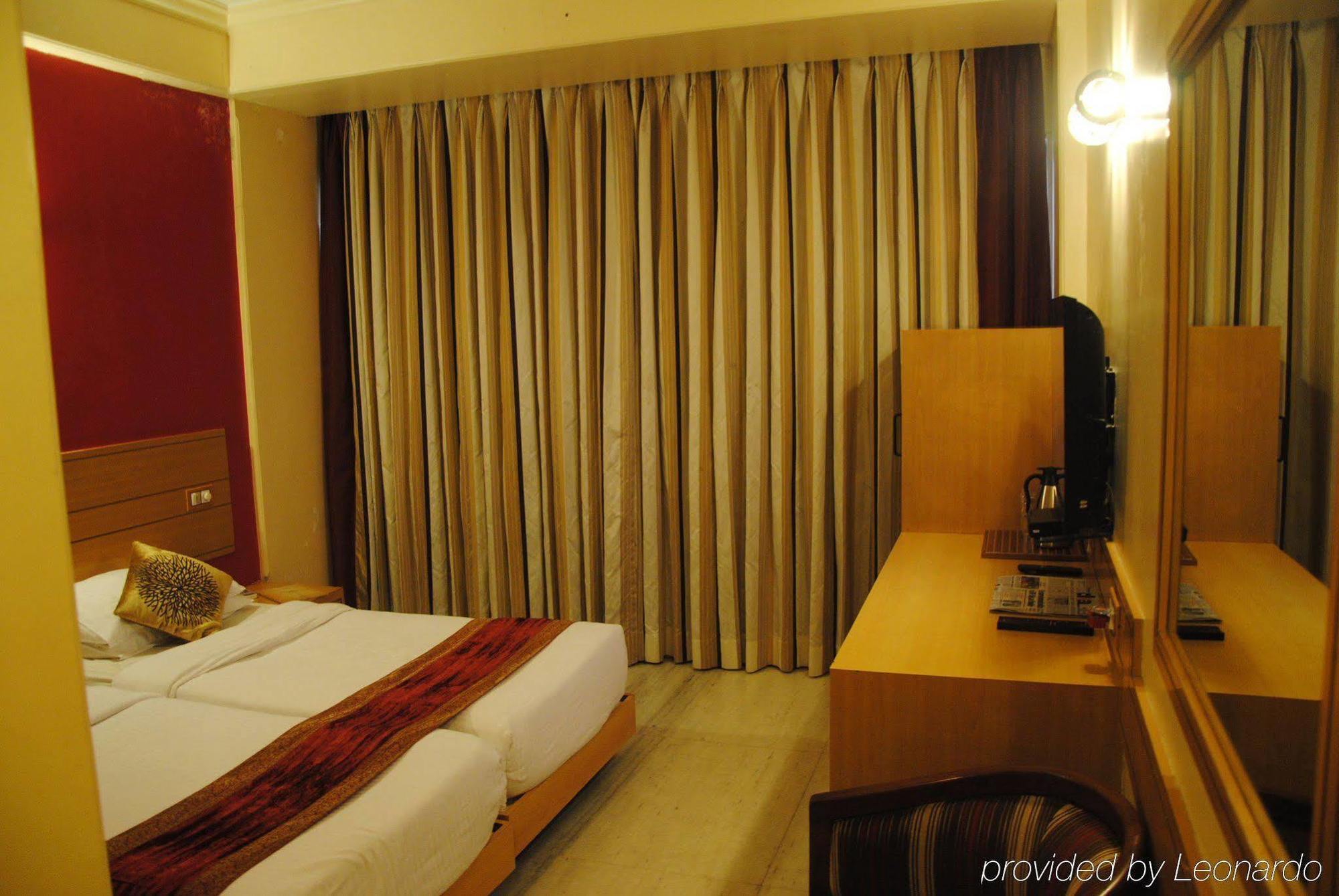 Hotel Midland Мумбаи Экстерьер фото